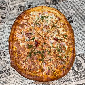 Пицца с беконом, ветчиной и сыром