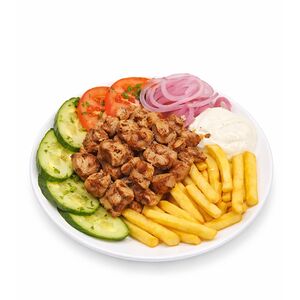 Свинина с овощами и картофелем фри на тарелке