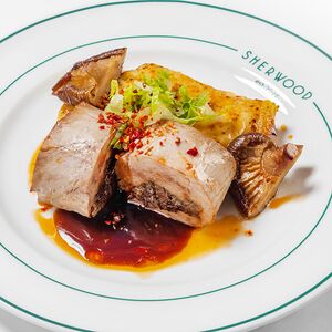 Свиная вырезка с картофельным гратеном и шиитаке