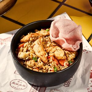 Жареный рис с яйцом и курицей