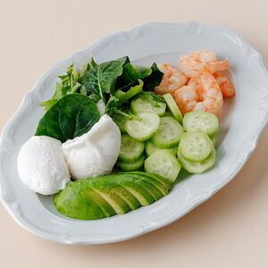 Яйцо с креветками, руколой и авокадо