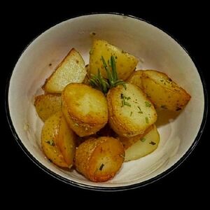 Жареный мини-картофель с чесноком и розмарином