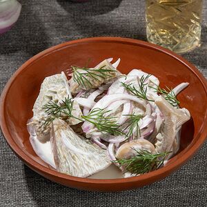 Соленые грузди со сметаной 