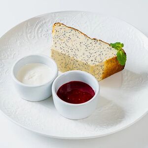 Творожная запеканка с маком и малиновым соусом