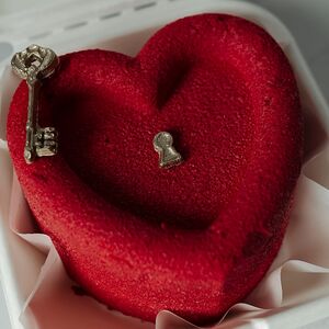 Бенто-торт муссовый в форме сердца с ключиком