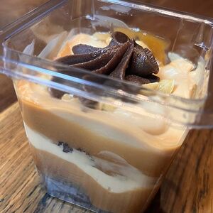 Пирожное с соленой карамелью и арахисом