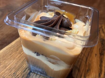Пирожное с соленой карамелью и арахисом