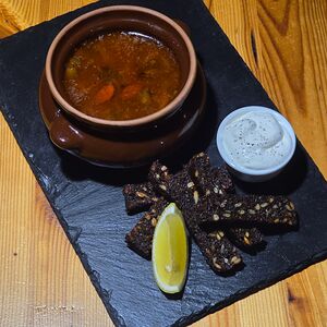 Солянка с чесночными гренками