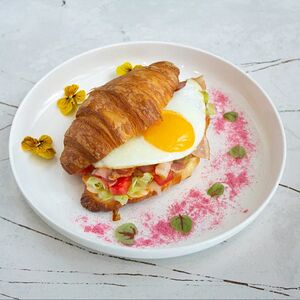 Круассан с беконом и яйцом