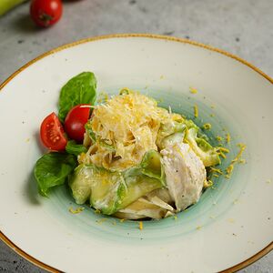 Դդմիկով, հավի մսով և սերուցքային սոուսով ֆետուչինի