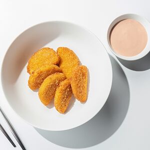 Ломтики жареного сыра с соусом BBQ