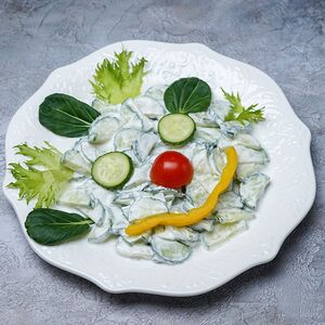 Салат из огурцов со сметаной