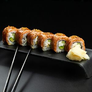 Ролл с опаленным лососем S