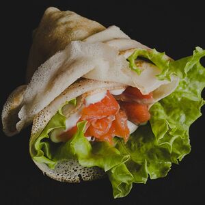 Блинчик с форелью и плавленым сыром