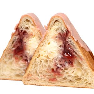 Круассан с клубникой 