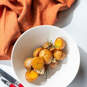 Беби-картофель с чесноком и розмарином