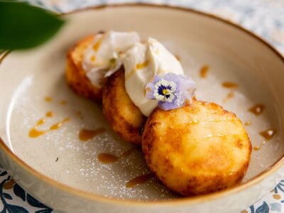 Сырники со взбитой рикоттой и карамелью