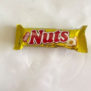 Шоколадный батончик Nuts
