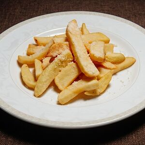 Картофель фри с трюфельным маслом и твердым сыром