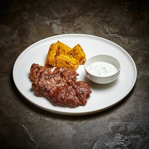 Стейк из свинины с ребрышками из кукурузы