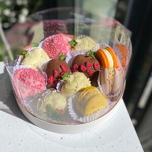 Клубника в шоколаде с макарон
