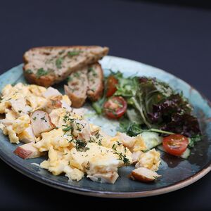 Скрембл с куриной грудкой и сыром Чеддер 