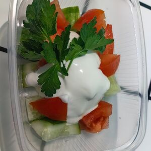 Салат овощной со сметаной 