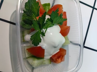 Салат овощной со сметаной 