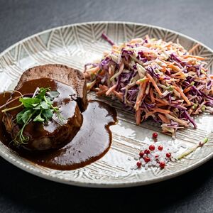 Язык говяжий с соусом Демиглас и салатом Коул Слоу 