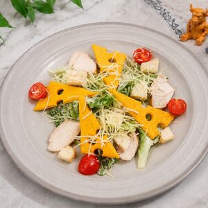 Маленький Цезарь с курицей