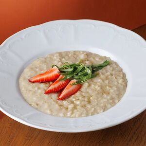 Овсяная каша на кокосовом молоке с клубникой