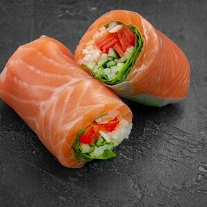 Спринг ролл с лососем