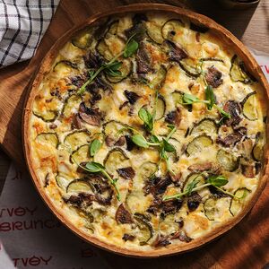 Пирог с копченой курицей и овощами