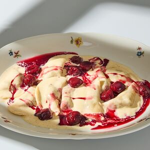 Вареники с вишней и английским соусом