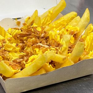 Картофель фри с жареным луком и сырным соусом