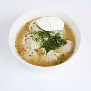  Пельмени мясные в бульоне со сметаной и зеленью