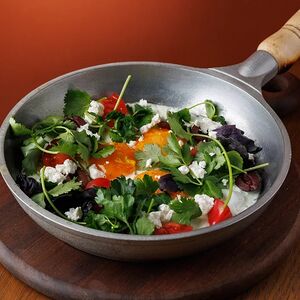 Глазунья с томатами, оливками и фетой