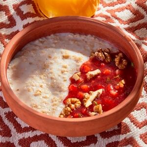 Овсяная каша с клубничным конфи и грецким орехом