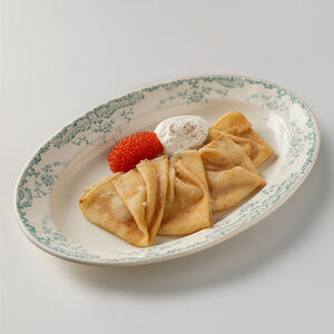 Тонкие блины с красной икрой и сметаной