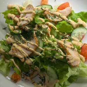Салат с курочкой и гриль-соусом 