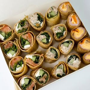 Фудбокс Ассорти блинов-роллов с лососем, ветчиной и сыром, с тунцом и сливочным сыром 