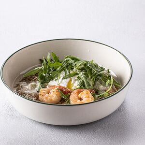 Зеленая гречка с креветками, яйцом пашот , страчателлой и рукколой
