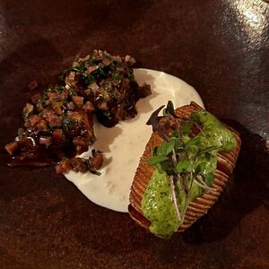 Говяжьи щечки с соусом из запеченного чеснока, картофелем конфи и сальсой из моченой сливы