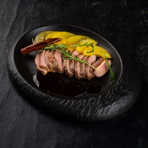 Утиное филе с маринованной грушей