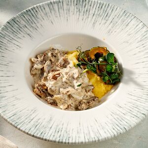 Бефстроганов из говяжьих щечек с картофельным пюре и огурцами кимчи