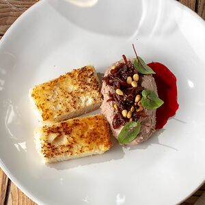 Паштет из печени кролика с луковым джемом и бриошь