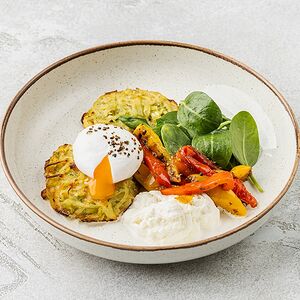 Оладьи из кабачка и картофеля со страчателлой, печеным болгарским перцем и яйцом пашот