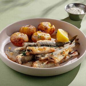 Корюшка, жаренная с печеным картофелем стоун 