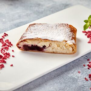 Штрудель с творогом и вишней