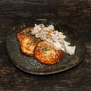 Драники с мачанкой и колбасками